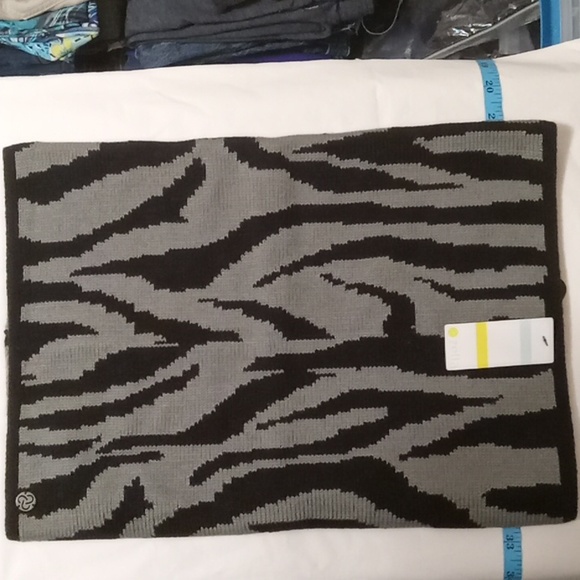FREE WITH PURCHASE Zella gaiter zebra print neck and face scarf os - Picture 5 of 6